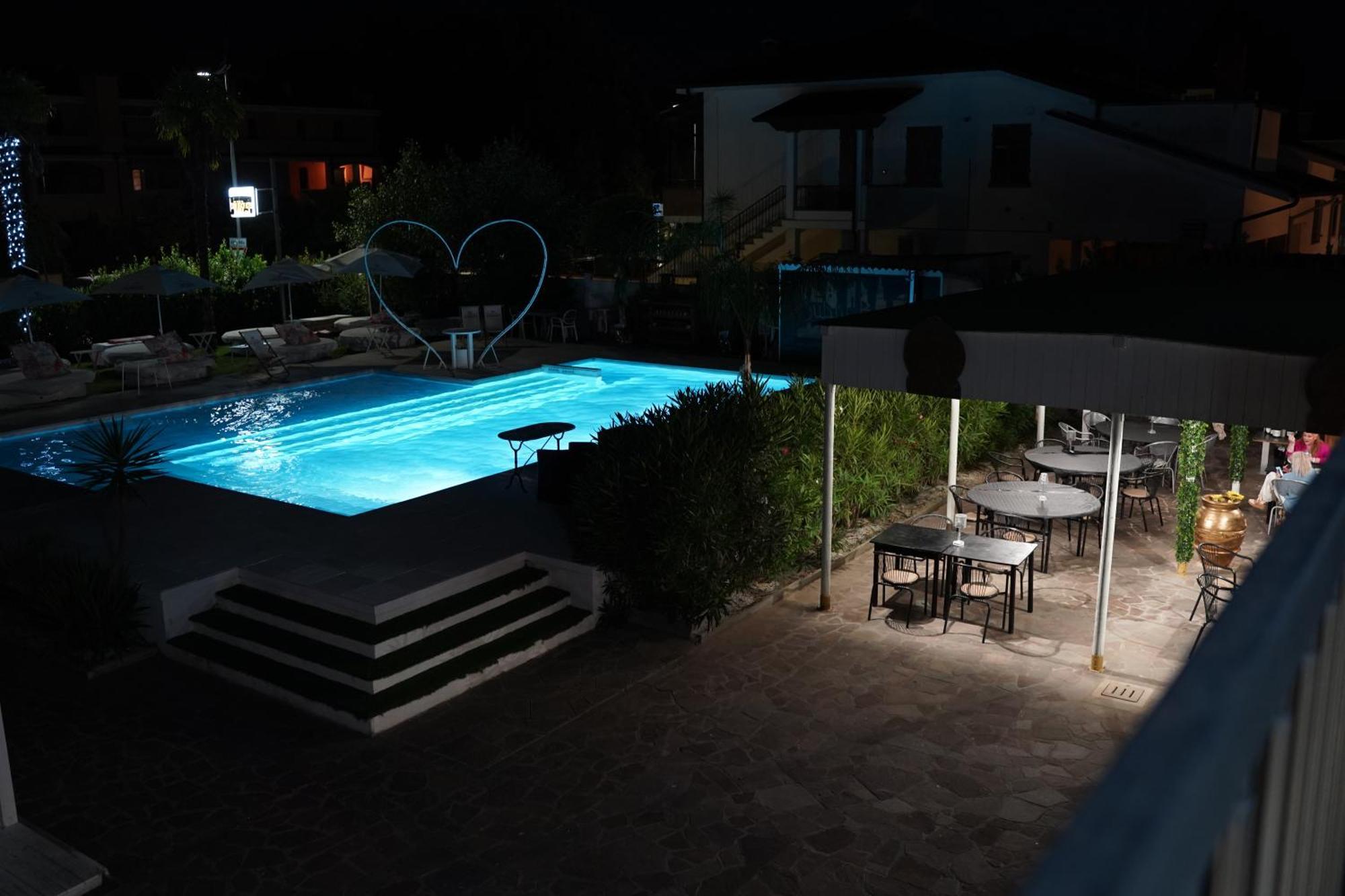 Dubaibeachotel Llido Degli Estensi Εξωτερικό φωτογραφία